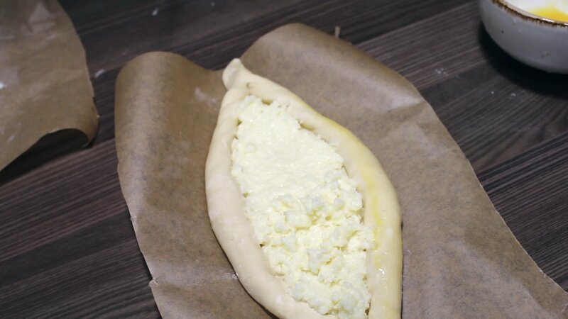 Домашний хачапури по-аджарски с двумя видами сыра: сулугуни и моцареллой