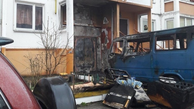 В Калининграде горящий микроавтобус без водителя врезался в жилой дом