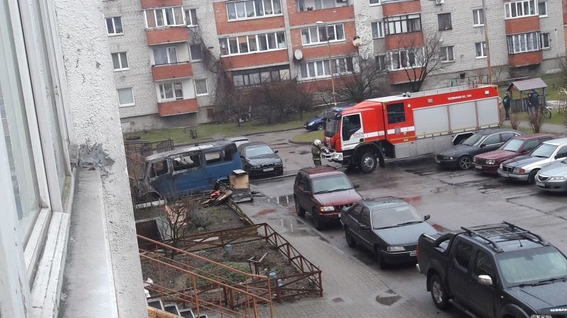 В Калининграде горящий микроавтобус без водителя врезался в жилой дом