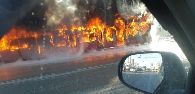 В Казани сгорел трамвай, пассажиры успели выскочить из вагонов!!