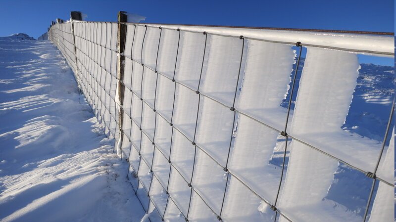 2. Ветер и мороз сделали ледяной забор