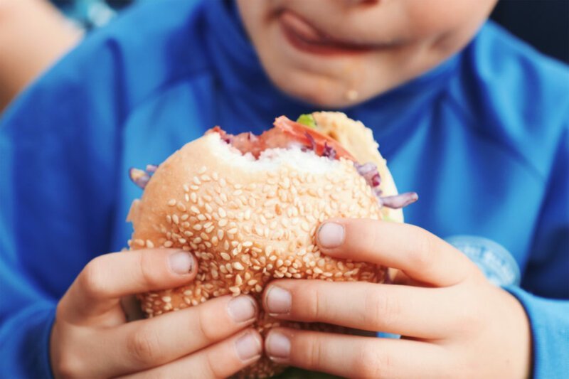 Эпидемия ожирения: британцы ограждают детей от фаст-фуда