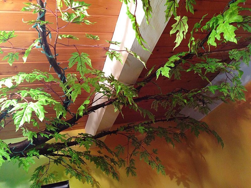 9. Декорирование веток дерева листьями