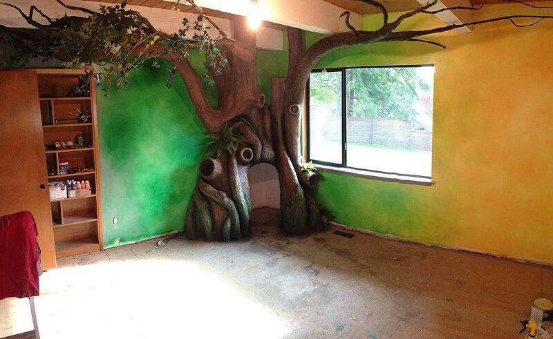 7. Для создания магической атмосферы леса во всей комнате, папа покрасил не только само дерево, но и стены