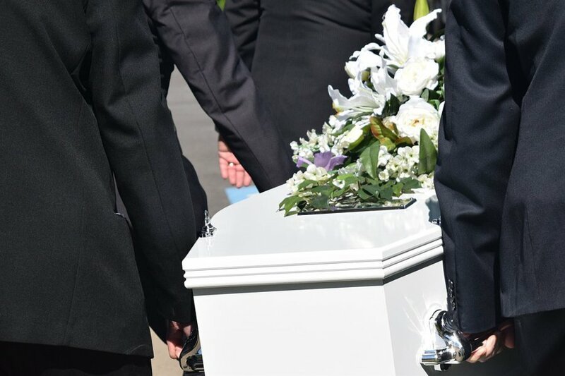 Как проходят похороны. Следует отметить, что похороны в США можно разделить на три части — прощание («просмотр»), сами похороны и поминки