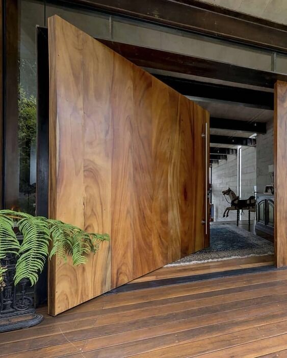 Эти двери сделаны из цельного куска дерева