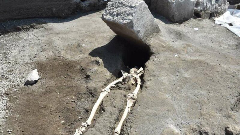 4. В Помпеях был найден "скелет неудачника"