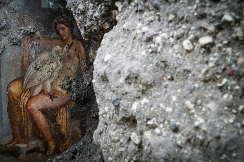 6. В Помпеях нашли эротическую фреску по мотивам мифа о Леде и Зевсе