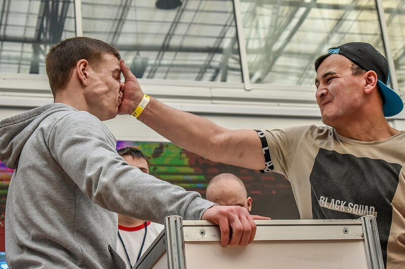 Дать леща: в Красноярске прошел чемпионат по пощечинам среди мужчин