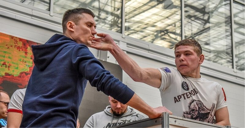 Дать леща: в Красноярске прошел чемпионат по пощечинам среди мужчин