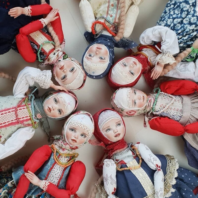 В основном наряды кукол выполнены в русских мотивах: сарафаны, платки, косы и алый румянец на щёчках