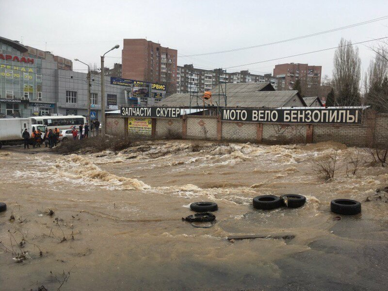 И снова потоп: в Воронеже часть окружной превратилась в реки и водопады