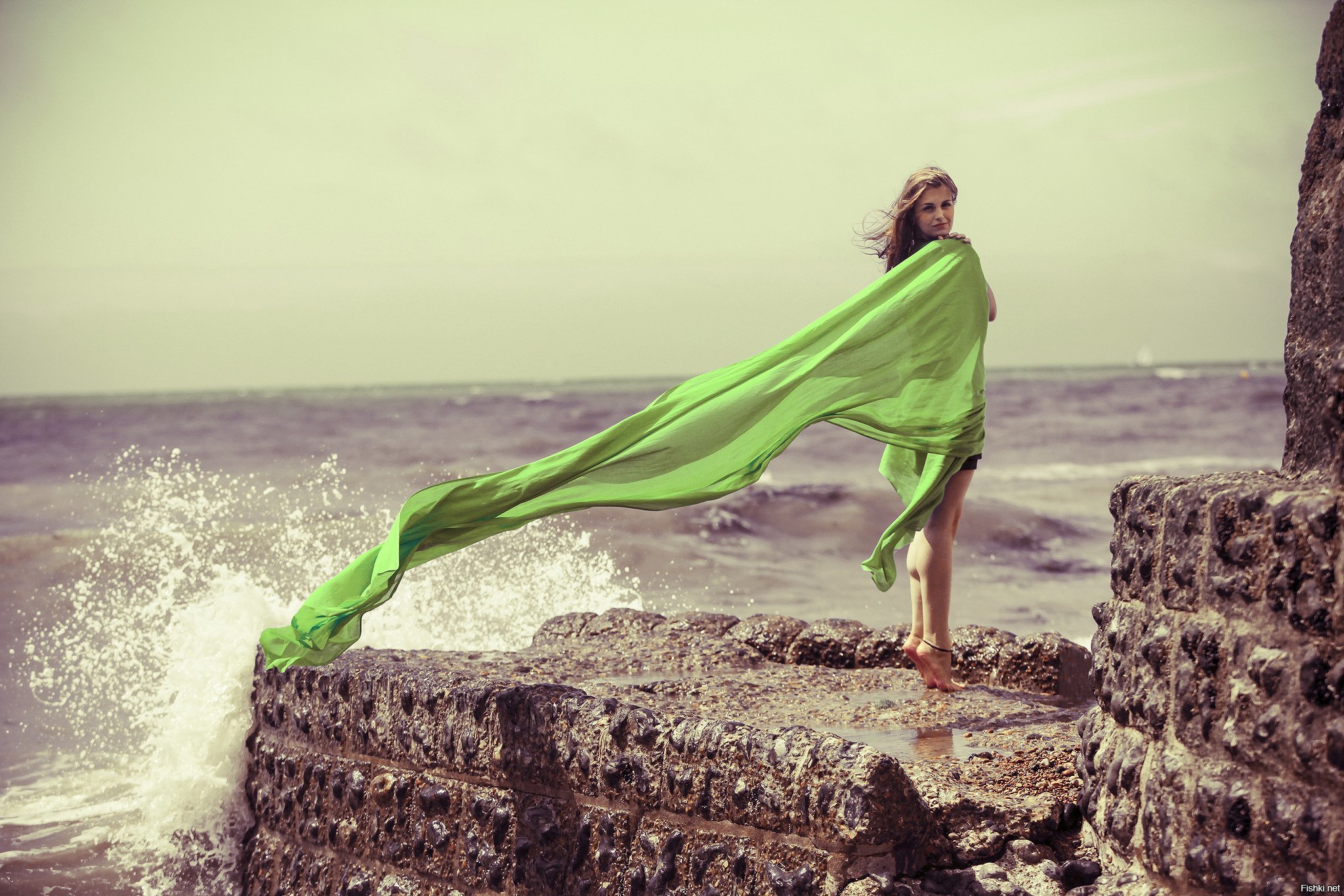 Ветреная девчонка. Девушка-море. Девушка в зеленом платье. Девушка в платье на ветру. Ткань на ветру.