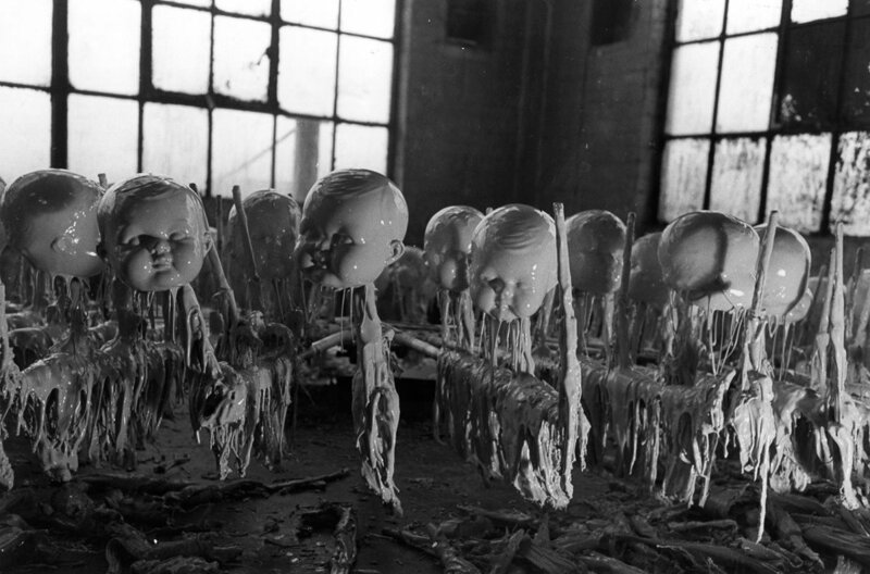 Вновь сформированные кукольные головки сушат на кукольной фабрике.c.1947 