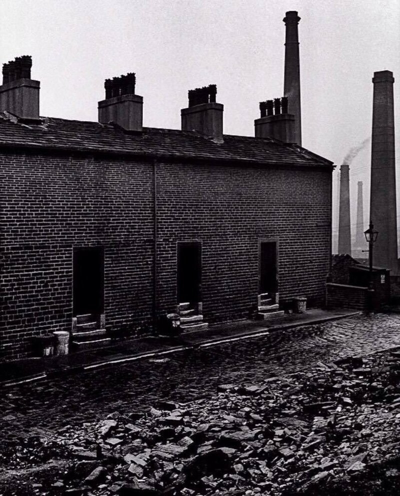 Дома шахтеров без окон, Восточный Дарем в северо-восточной Англии c.1937 Биллом Брандтом. 