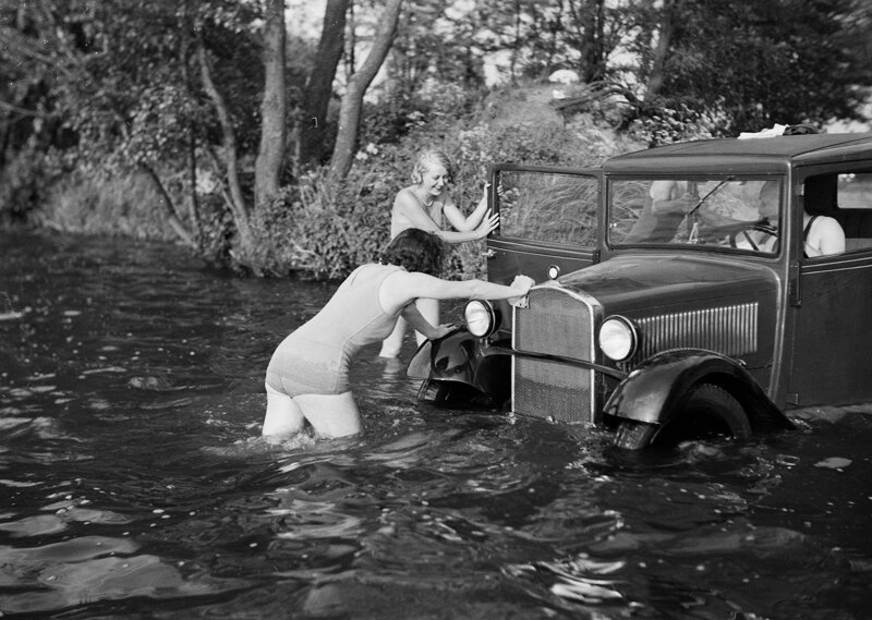  Женщины в купальниках пытаются вытолкнуть затонувший автомобиль BMW из воды  Германия, 1934 г.