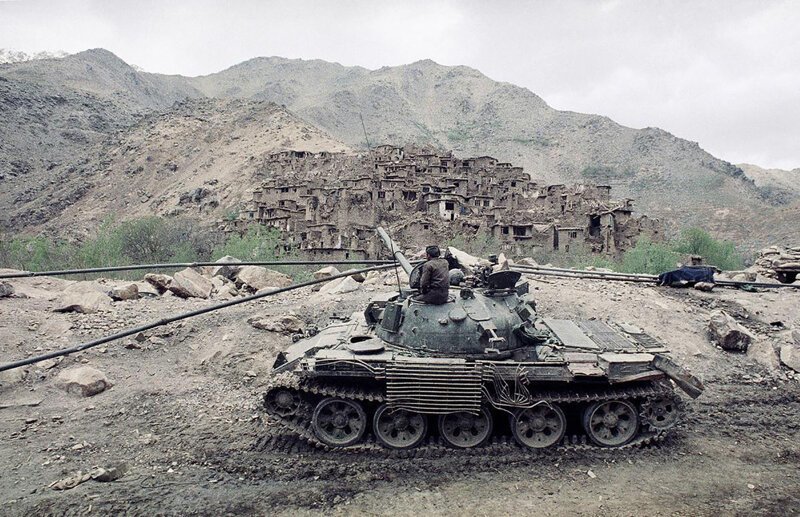  Советский танк у деревни Саланг, Афганистан, середина 1980-х годов. 