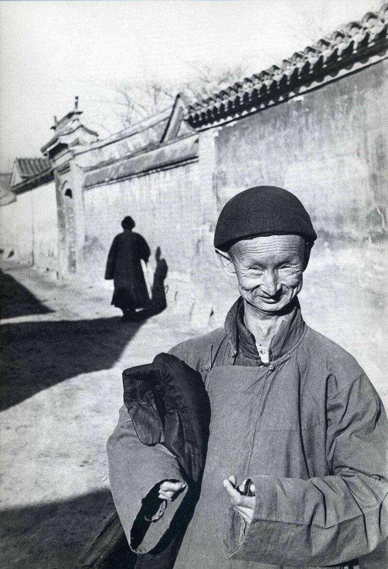Евнух покидает Запретный город, Пекин, 1948 год , Анри Картье Брессон.