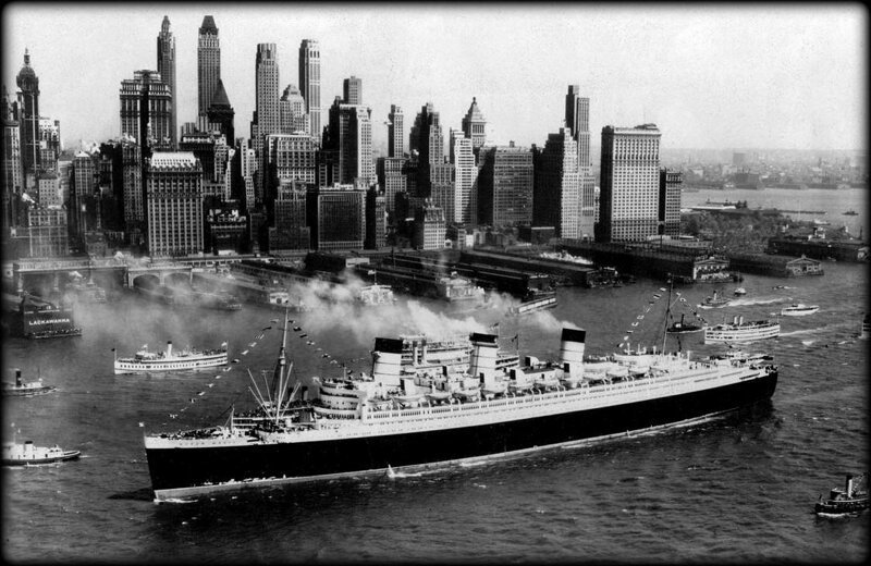 Британский суперлайнер RMS Queen Mary прибывает в Нью-Йорк, июнь 1937 года. 