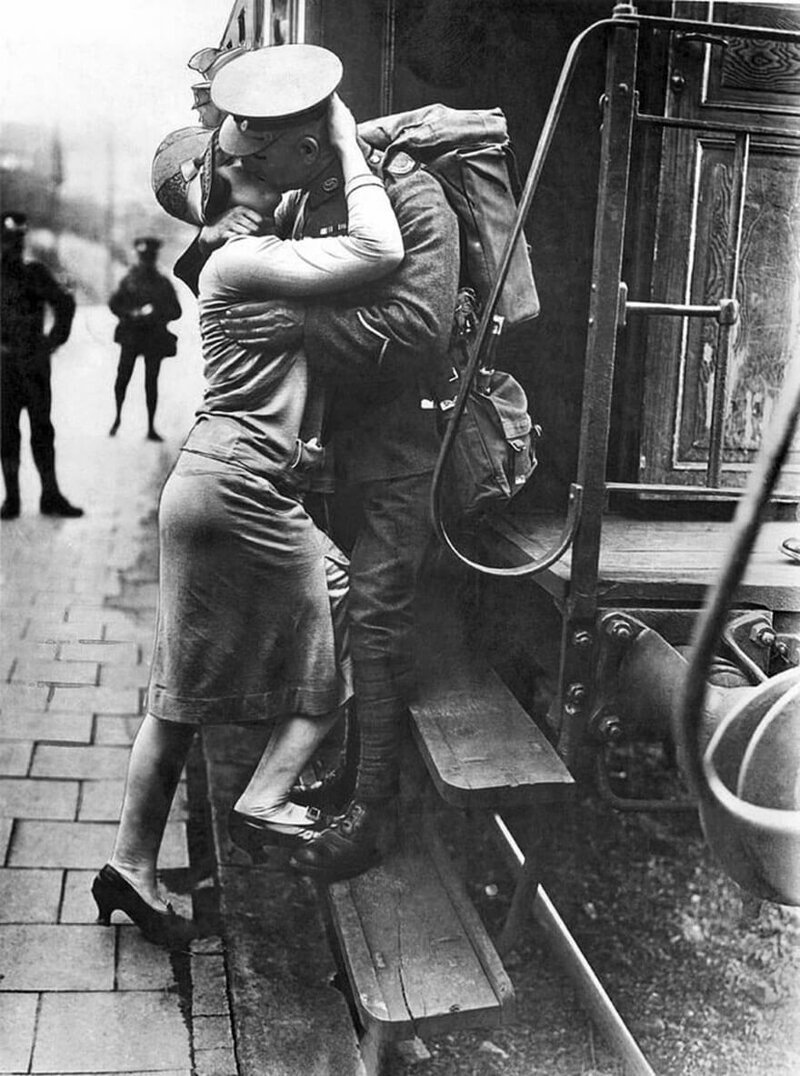 Британский солдат прощается со своей немецкой возлюбленной во время вывода своего подразделения из Рейнской области. Германия, 1929 г. 