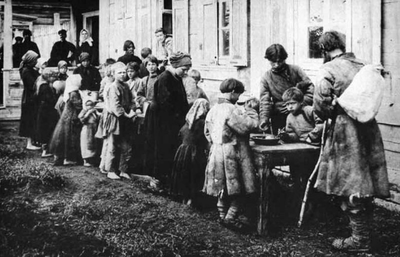 Дети получают бесплатные обеды в народной столовой село Новая Слобода. Во время голода 1892 г 