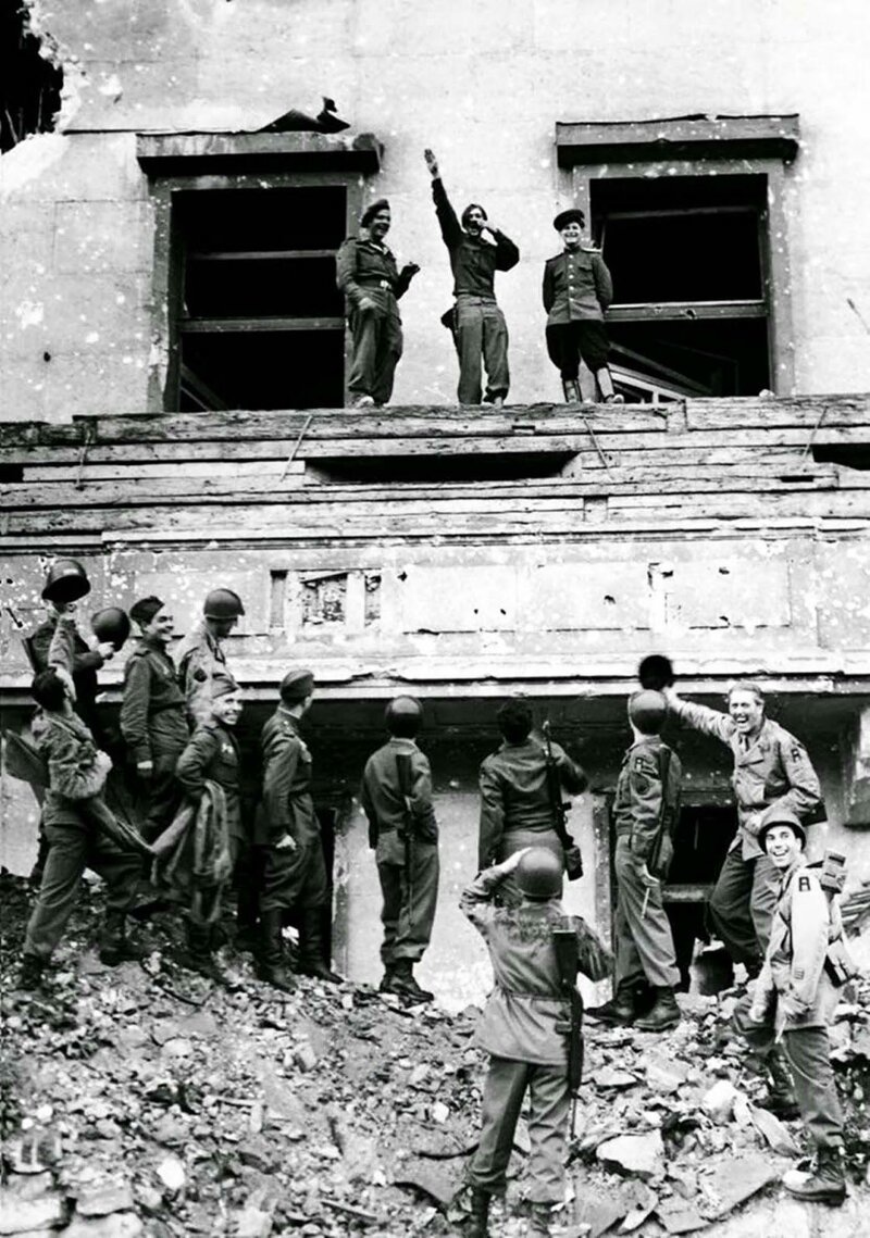 Солдаты союзников высмеивают Адольфа Гитлера на его знаменитом балконе в канцелярии в завоеванном Берлине. 6 июля 1945 г. 