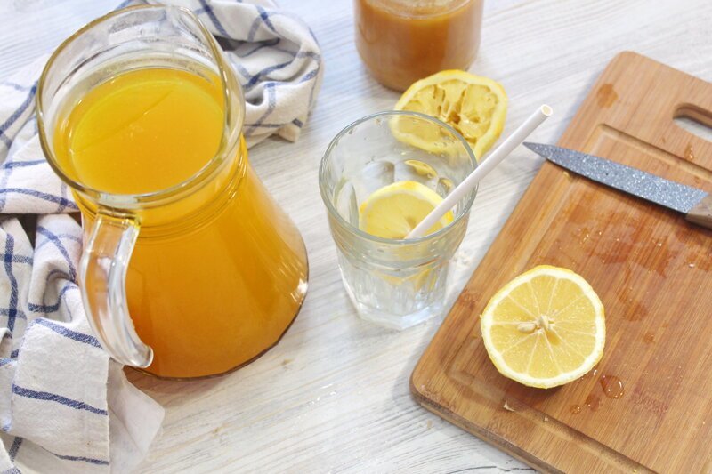 Имбирный чай с лимоном, медом и куркумой