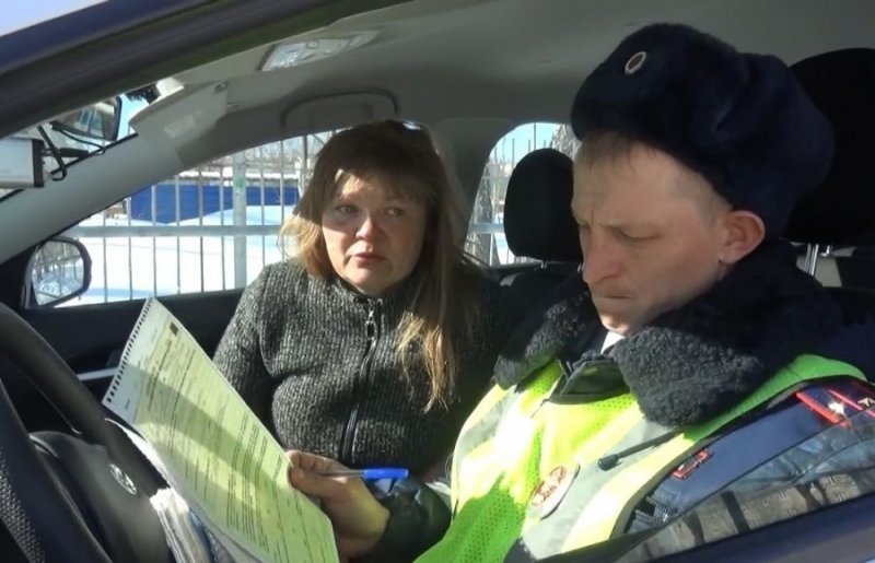 В Каменске-Уральском задержали пьяную женщину, которая везла двоих детей и попала в ДТП