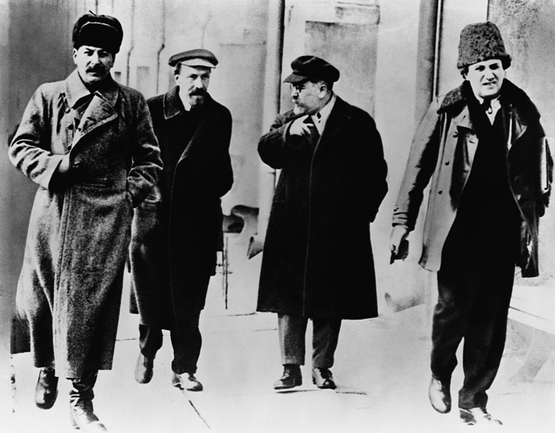 И.Сталин, А.Рыков, Л. Каменев и Г.Зиновьев совершают прогулку
