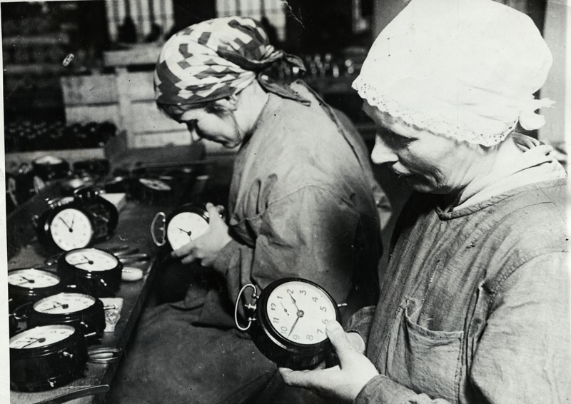 Женщины, работающие на часовом заводе