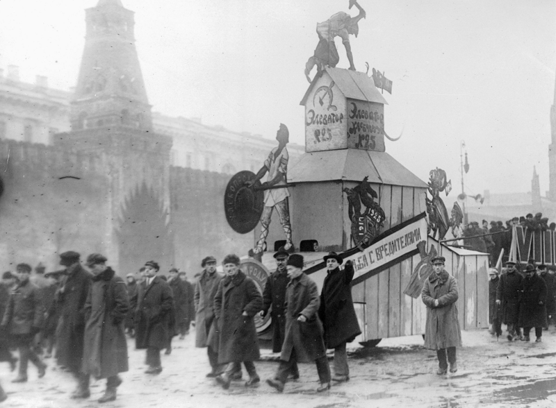 Демонстрация рабочих на Красной площади, во время празднования там восьмой годовщины Октябрьской революции.