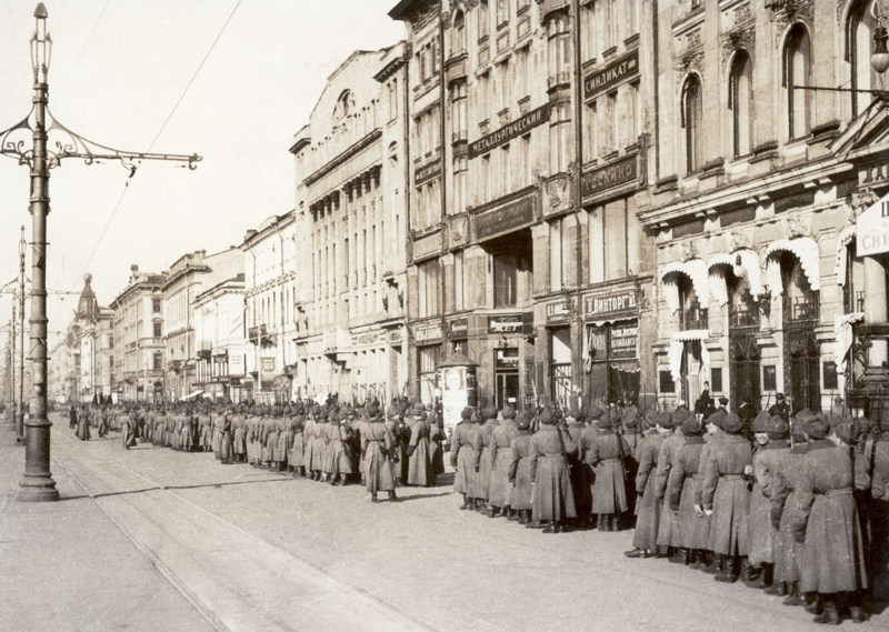 Солдаты перед парадом на Проспекте 25 октября