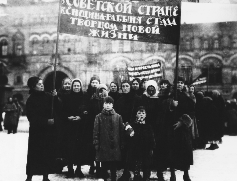 Работницы на Красной площади в Международный женский день