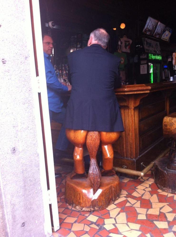 Оригинальный стул в баре
