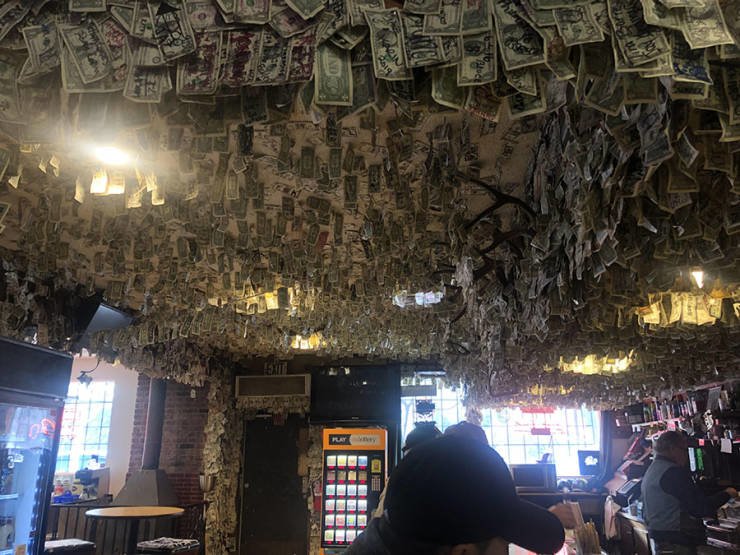 Здесь деньги буквально сыпятся с потолка