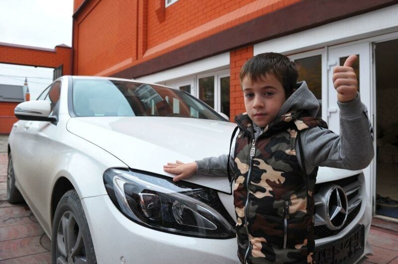 Рамзан Кадыров подарил Мерседес пятилетнему мальчику, отжавшемуся более 4000 раз