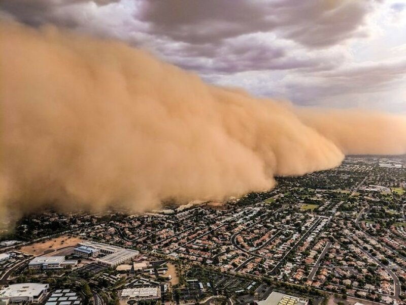 Песчаные бури происходят во время сезонных изменений, называемых сезоном муссонов, когда в Аризоне выпадает половина годовых осадков