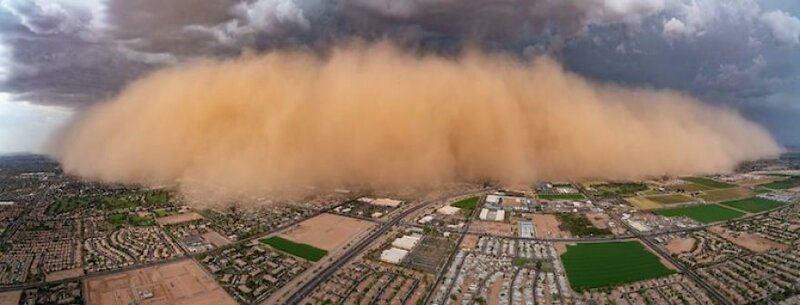 В сезон муссонов песок пустыни поднимается к небу, образуя стену пыли