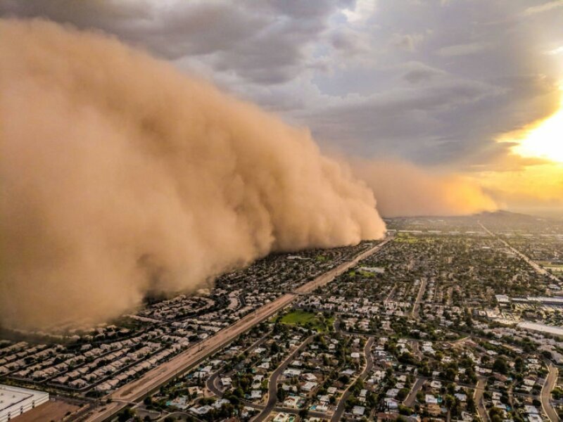 Джейсон Фергюсон, фотограф из Аризоны, сделал потрясающие снимки песчаной бури из кабины вертолета
