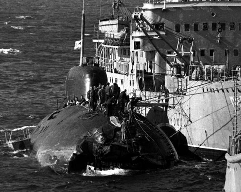 Советская подлодка К-314 после столкновения с американским авианосцем USS Kitty Hawk