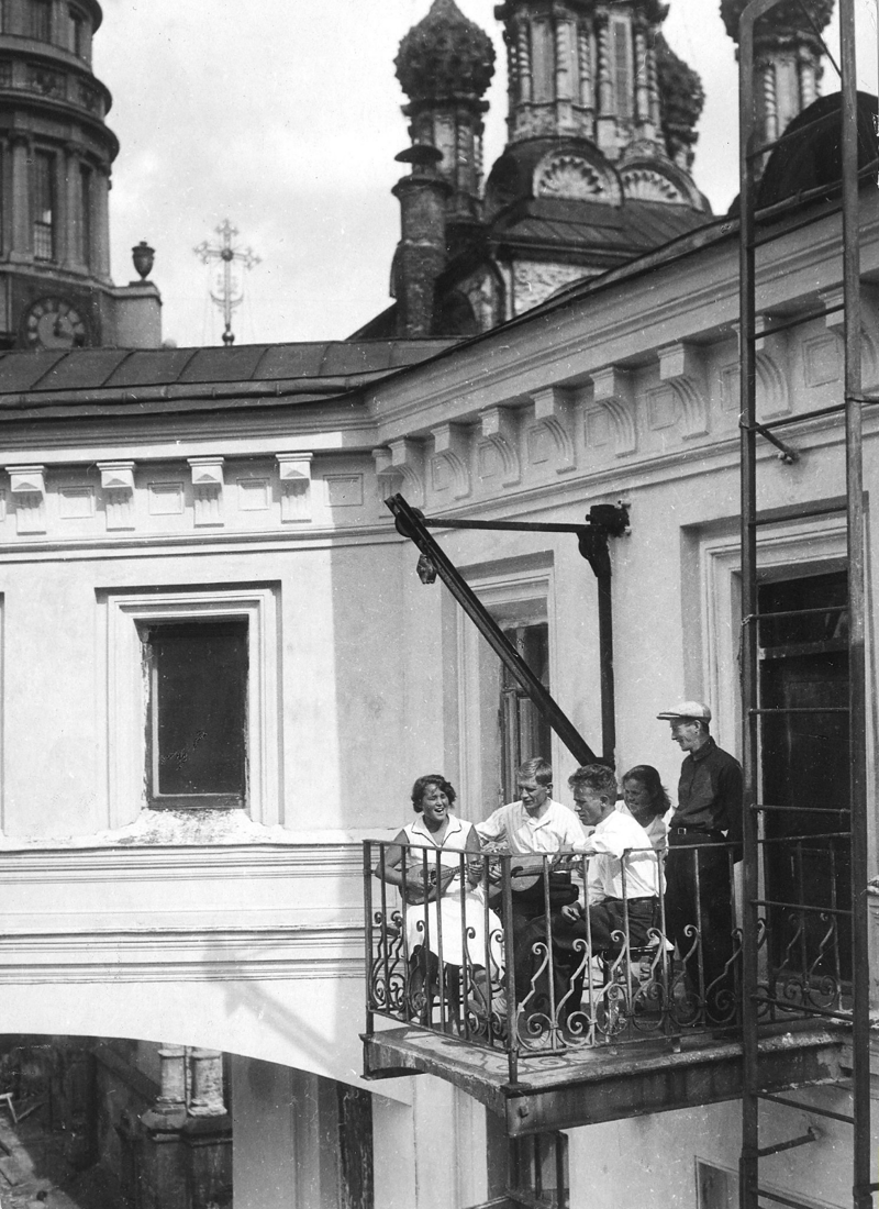 Студенты музицируют на балконе общежития