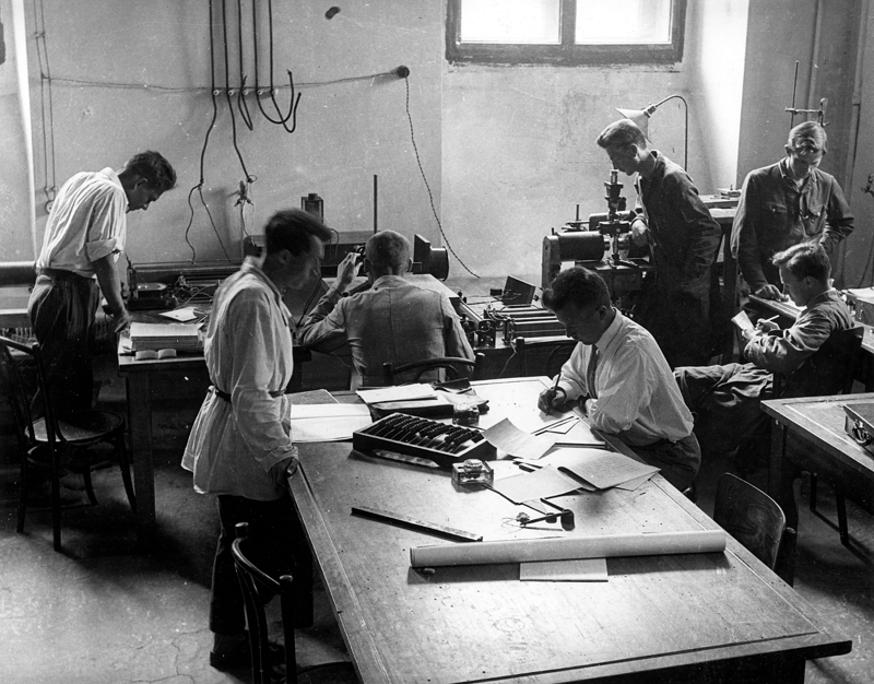 Студенты в физической лаборатории, за столом справа профессор С.А. Акулев