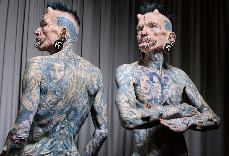 2. А этот странный парень по имени Рольф Буххольц "украсил" свое тело 516-тью татуировоками, а также пирсингом и имплантами