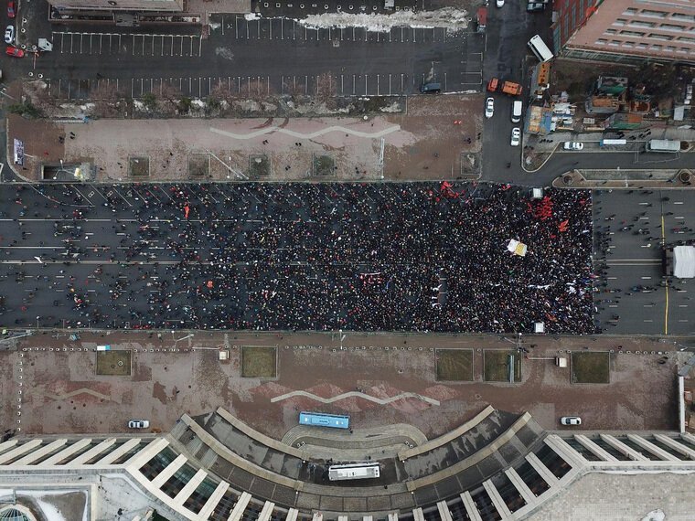 А вот как выглядел митинг против блокировки Telegram в Москве, собравший 6,5 тысяч участников
