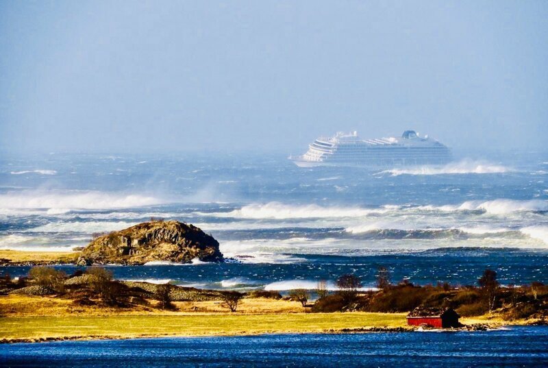 Круизный лайнер Viking Sky терпит бедствие у берегов Норвегии