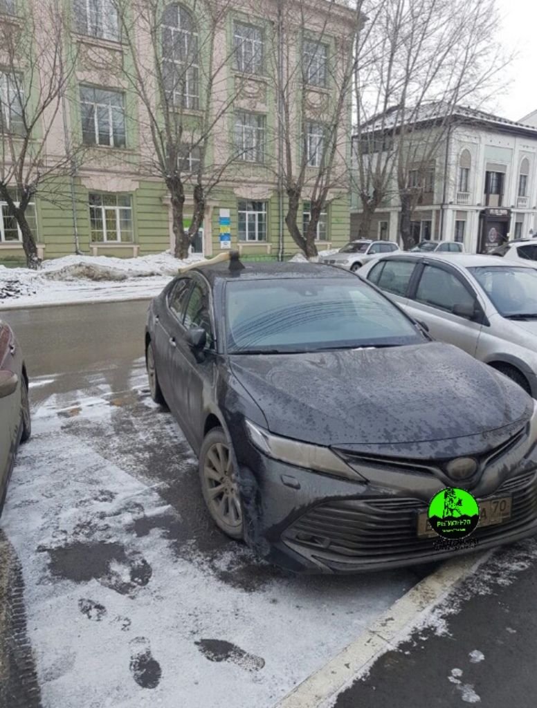 В Томске неизвестный мститель пробил топором крышу новенькой Тойоты