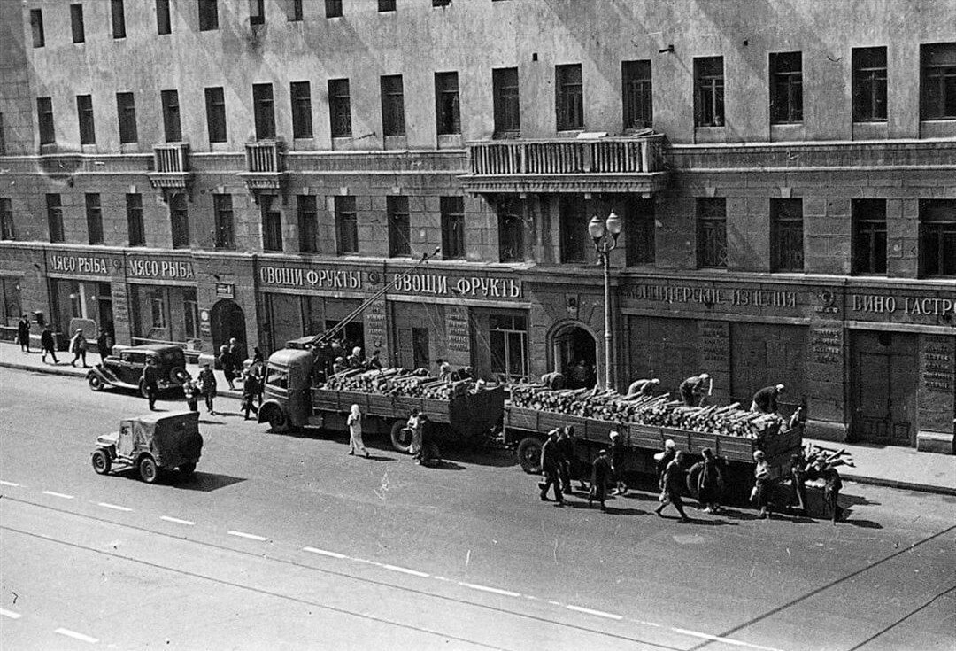 Москва осень 1941. Москва 1942. Тверская улица 1941 год. Улица Горького в Москве 1941 год. Москва троллейбус 1941.