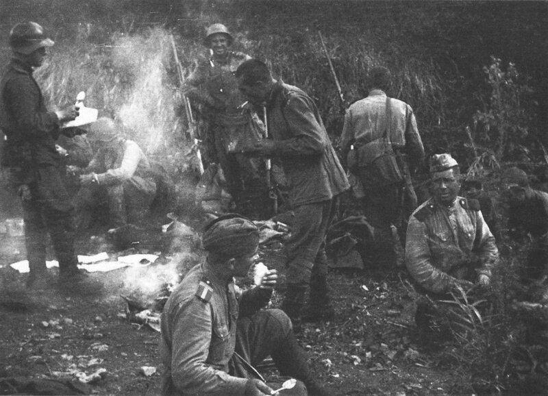  Советские солдаты на привале у костра на Сахалине во время Южно-Сахалинской наступательной операции. Советско-японская война, август 1945 года. 