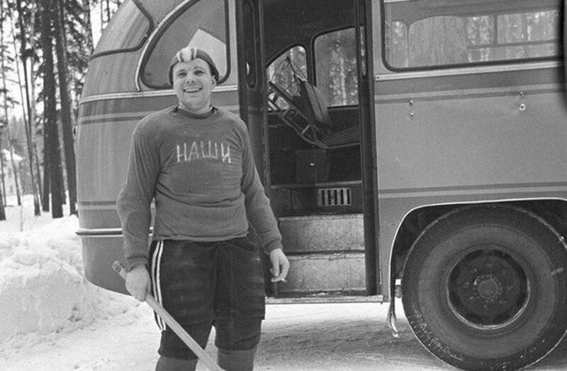 Капитан хоккейной команды космонавтов «Наши» Юрий Гагарин, 1963 год. 