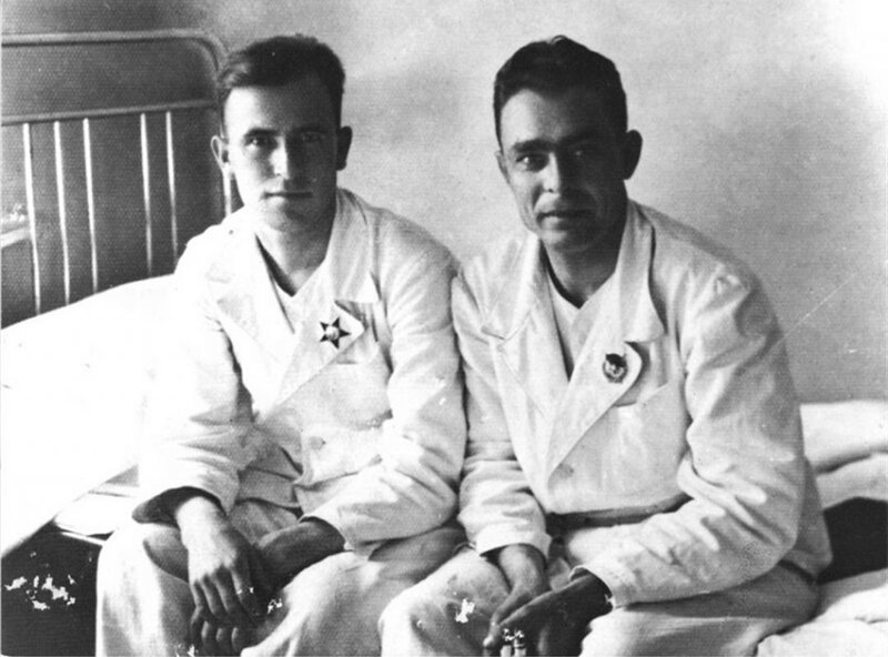 Л. И. Брежнев с сослуживцем в госпитале после ранения. 1943 г. 